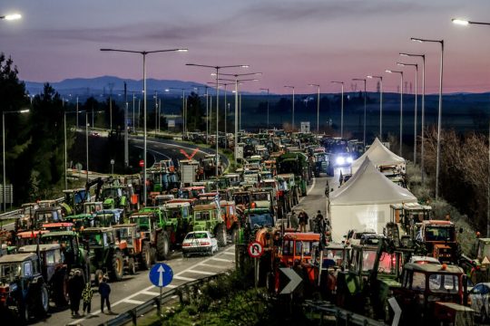 Στη συνέλευση των αγροτών στο μπλόκο της Νίκαιας πάρθηκε η απόφαση για το ραντεβού με τον πρωθυπουργό